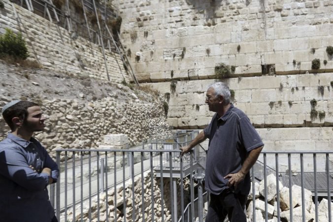 Z Múru nárekov v Jeruzaleme sa odlomil kameň, spadol medzi veriacich a nikoho nezranil