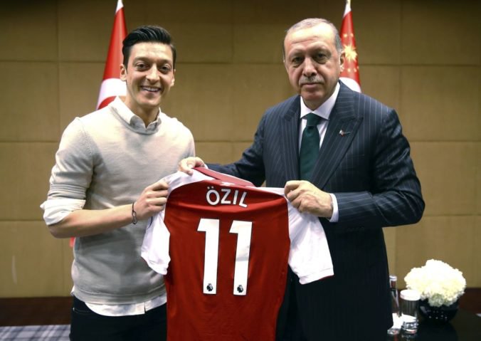 Mesut Özil má podporu prezidenta Erdogana, rasistické útoky pre jeho náboženstvo sú neprípustné