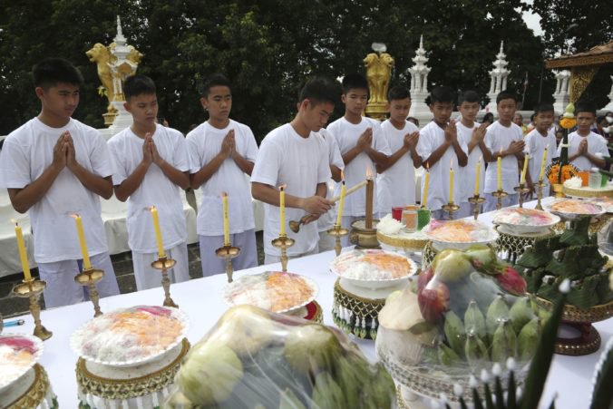 Mladých Thajčanov zachránených z jaskyne čaká budhistický rituál, jeden chlapec sa ho nezúčastní