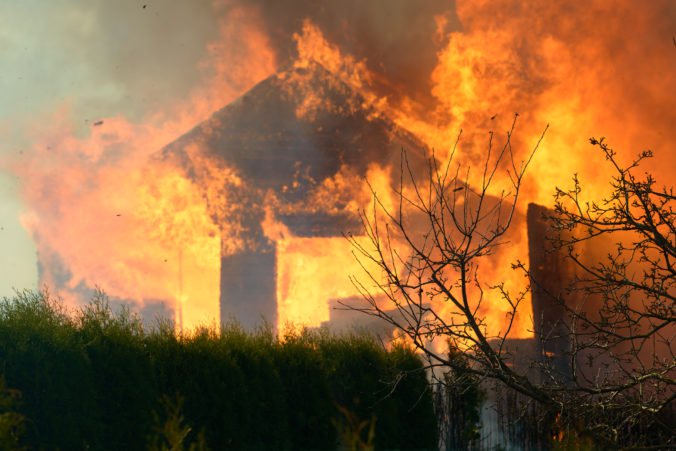 Tri deti zomreli pri požiari mobilného domu, matka skončila v nemocnici s popáleninami 2. stupňa