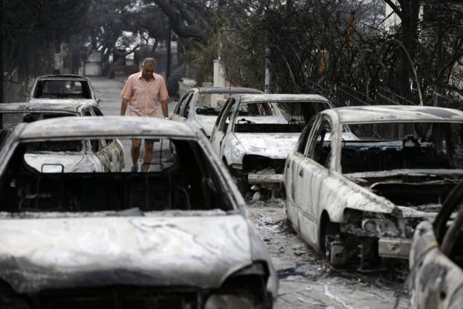 Video: Lesné požiare v Grécku zabili desiatky ľudí, záchranári pátrajú aj po turistoch