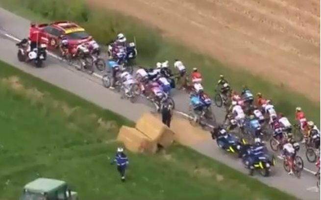 Video: Pre protest farmárov prerušili 16. etapu Tour de France, polícia musela použiť slzný plyn