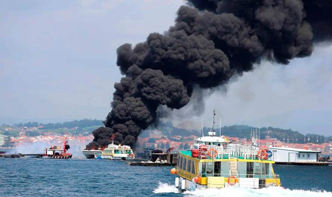 Výletnú loď v Španielsku zachvátil mohutný požiar, piati turisti utrpeli zranenia