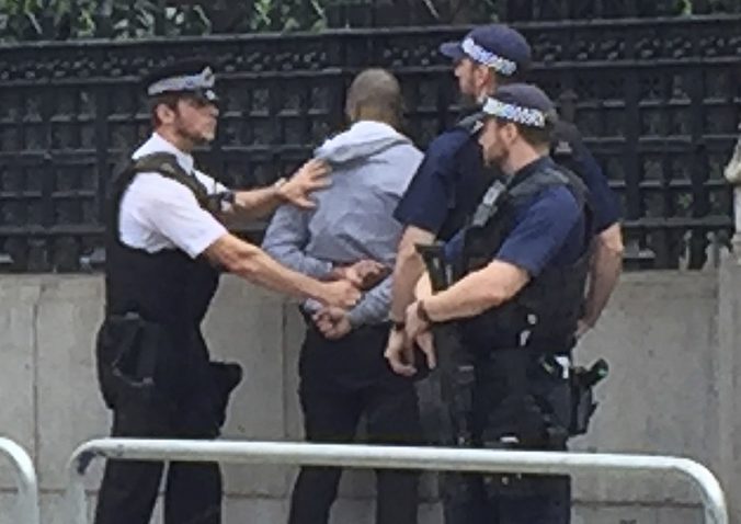 Britská polícia obvinila niekoľkých mužov v prípade útoku kyselinou na malého chlapca