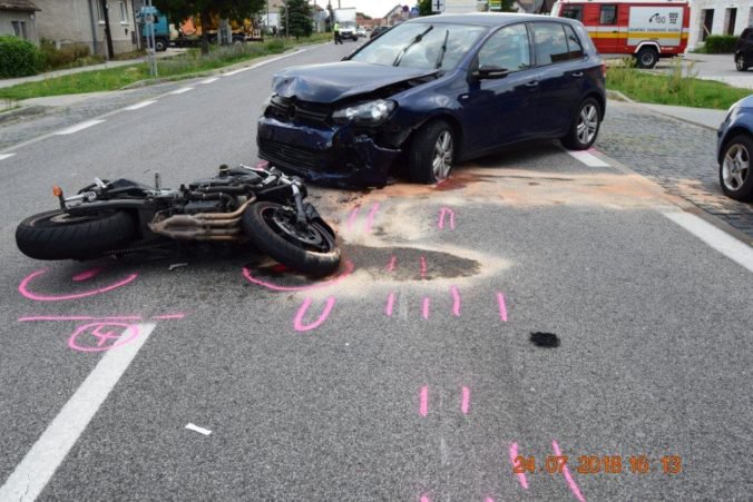 Foto: Dvaja motocyklisti sa v okrese Trnava zrazili s autami, zasahovali aj leteckí záchranári