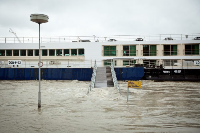 Povodne v Rumunsku zabili dvoch ľudí, rumunské úrady vyslali 5100 záchranárov