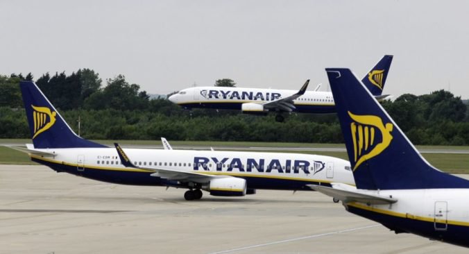 Ryanair ruší stovky letov, pre štrajky neodletí 100-tisíc cestujúcich