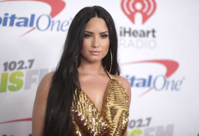 Speváčka Demi Lovato je po prevoze do nemocnice už pri vedomí, údajne sa predávkovala drogami