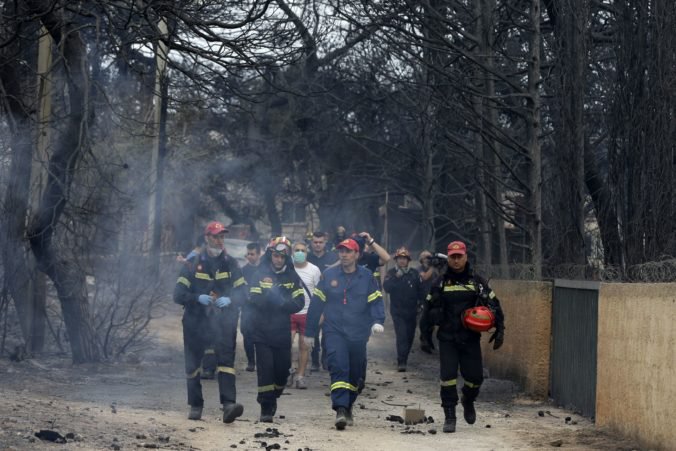 Video: Počet obetí požiarov v Grécku stúpol, záchranári pátrajú po nezvestných