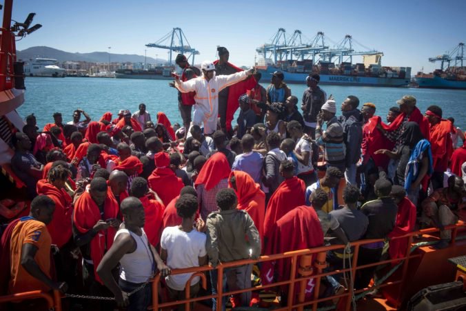 Stovky migrantov preliezlo plot medzi Marokom a španielskou Ceutou a zranili desiatky policajtov