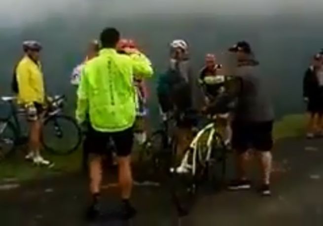 Video: Chris Froome skončil na zemi po 17. etape Tour de France 2018, z bicykla ho zhodil policajt