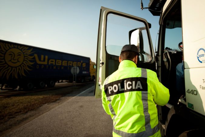 Video: Vodiči pozor, na slovenských cestách „úradujú“ falošní policajti, ktorí vyberajú pokuty