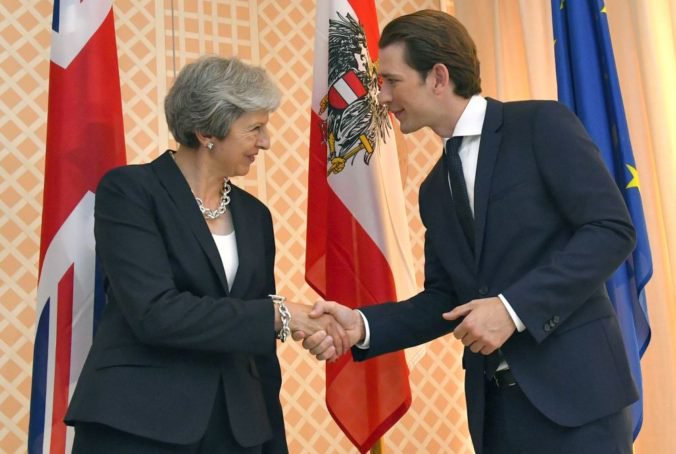Britská premiérka Theresa Mayová pricestovala do Rakúska, s kancelárom Kurzom rokovali o brexite