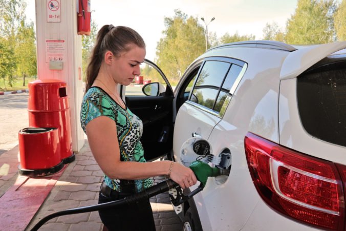 Ceny benzínu na čerpacích staniciach na Slovensku klesli, motoristi tankovali aj lacnejšiu naftu