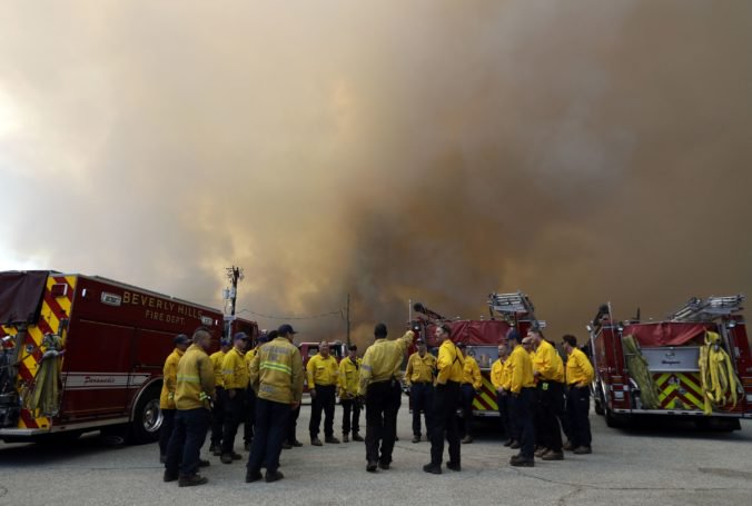 Kalifornia bojuje s lesným požiarom, ktorý zničil tucty domov a zranil hasičov aj civilistov