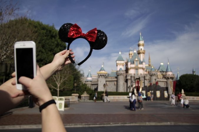 Disneyland zvýši zamestnancom minimálnu hodinovú mzdu na 15 dolárov