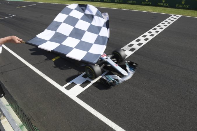 Aktualizované: Lewis Hamilton po štarte z pole position vyhral Veľkú cenu Maďarska