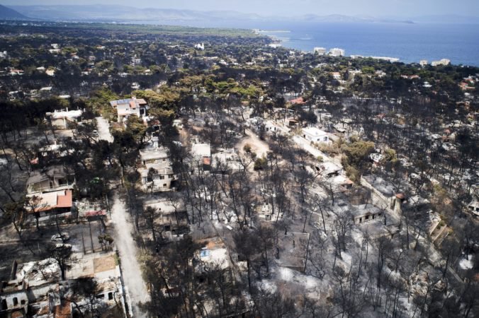 Video: Počet obetí požiarov v Grécku opäť stúpol, stále hľadajú aj nezvestných