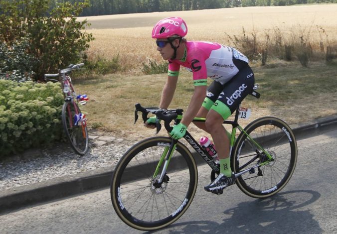 Lawson Craddock odjazdil Tour de France 2018 so zlomenou lopatkou, vyzbieral peniaze na velodróm