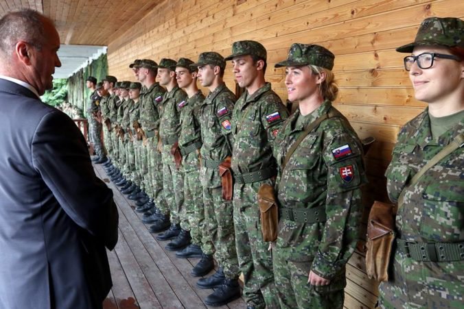 Ministerstvo chce vycvičiť stovky vojakov aktívnych záloh, záujemcov láka aj na ročný príspevok
