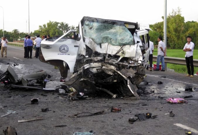 Pri havárii autobusu vo Vietname zomrelo 13 svadobčanov, medzi obeťami je aj ženích