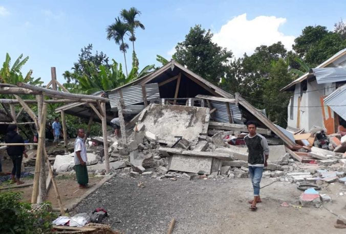 Stovky turistov uviazlo na hore Rinjani na ostrove Lombok, zemetrasenie spôsobilo zosuvy pôdy