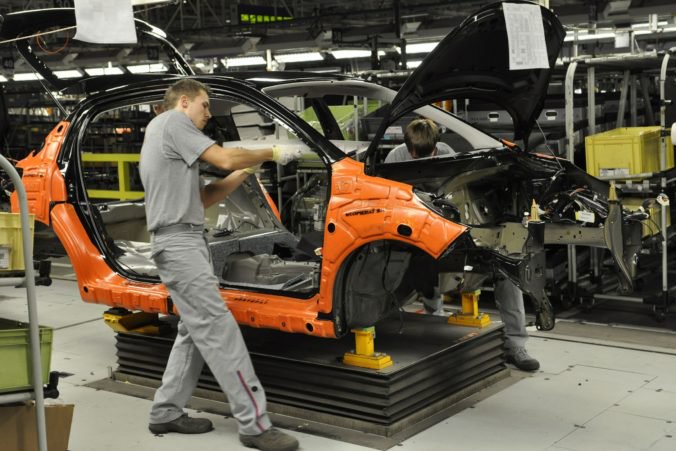 V trnavskej automobilke sa zastavila výroba, tisícky zamestnancov čerpajú dovolenku