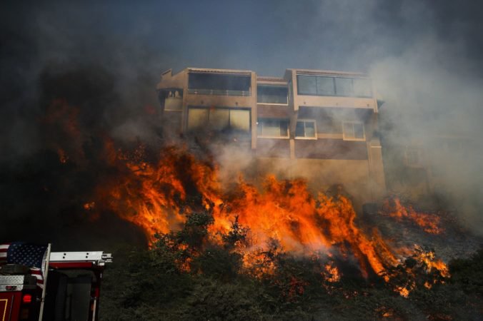 Veľký požiar v Kalifornii zničil už vyše 600 domov, oheň vyhnal z domovov už desaťtisíce ľudí