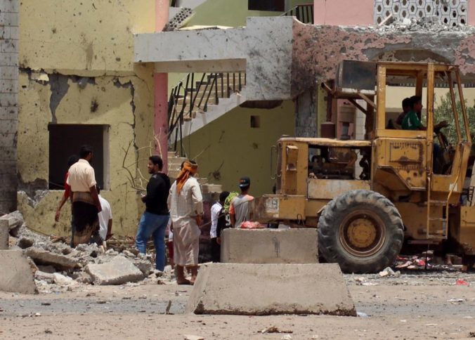 Bomba v Jemene zranila prominentného politika a ďalších troch ľudí