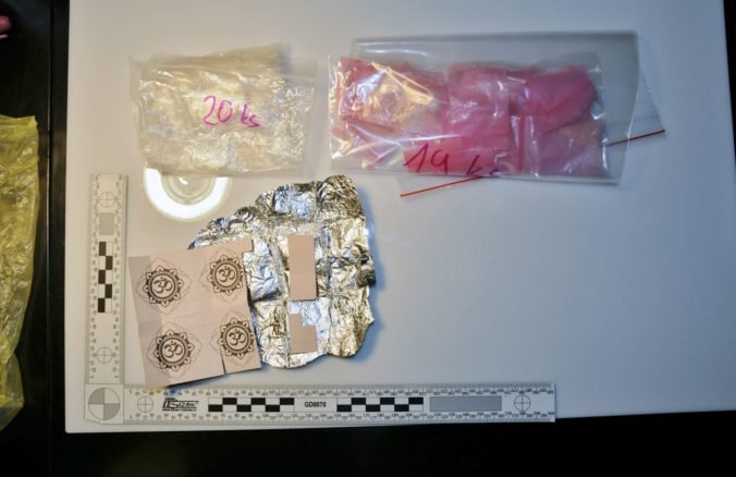 Českého tínedžera chytila polícia v Trnave s extázou, vo vrecúškach mal vyše sto dávok drogy
