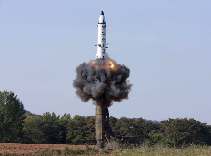 Severná Kórea údajne pokračuje v zbrojení, vyvíja medzikontinentálne balistické rakety