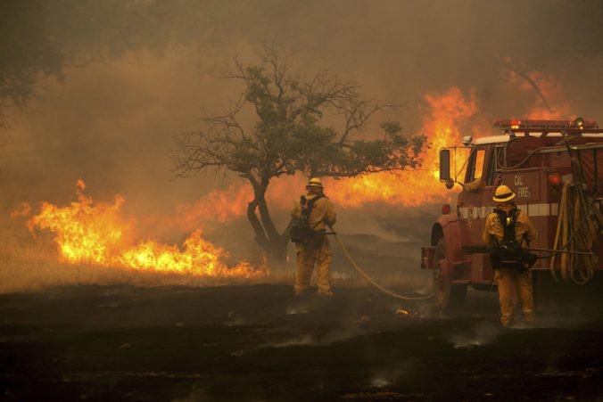 Video: Kaliforniu pustošia požiare, zničili už stovky domov