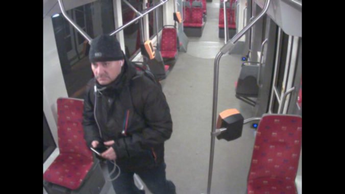 Foto: Polícia hľadá muža z kamerových záznamov, prisvojil si tašku s dvoma telefónmi a peniazmi