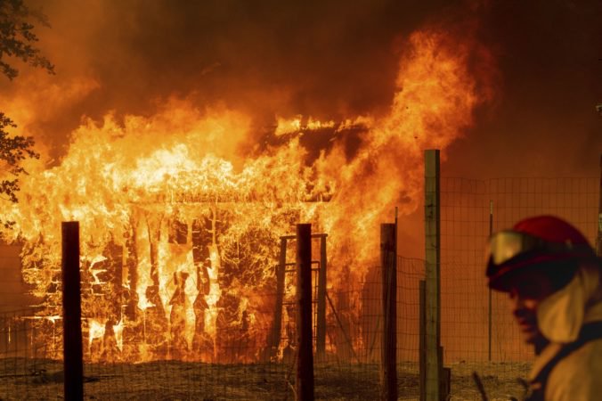 Video: Sever Kalifornie sužuje už tretí ničivý požiar, úrady nariadili evakuáciu desiatok domov