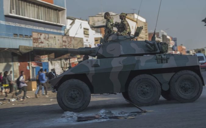 Video: V Zimbabwe zavládlo po voľbách napätie, armáda strieľala do demonštrantov