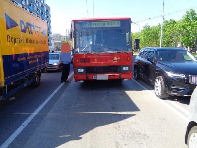 Foto: Hľadajú svedkov nehody, vodič nedal prednosť autobusu bratislavskej MHD