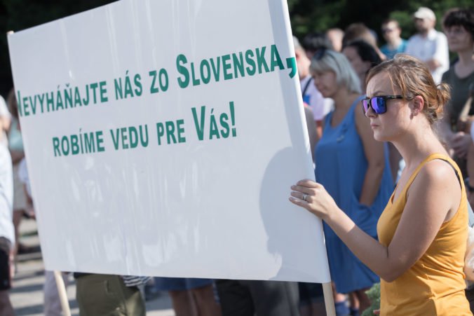 Foto: Slovenská akadémia vied utrpela na svojom kredite, znelo na protestnom zhromaždení