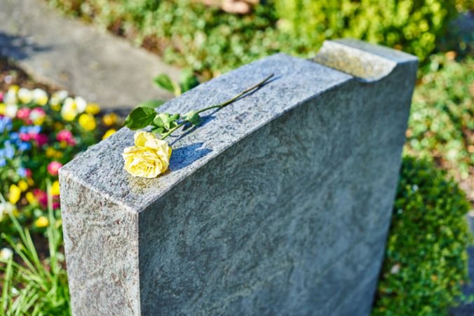 Na cintoríne v Ľubochni našli neznámu mŕtvu ženu