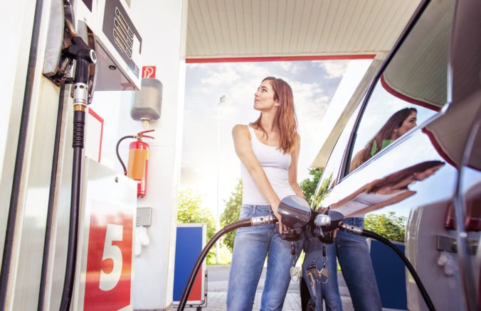Slováci tankovali lacnejšie, klesli ceny benzínu aj nafty