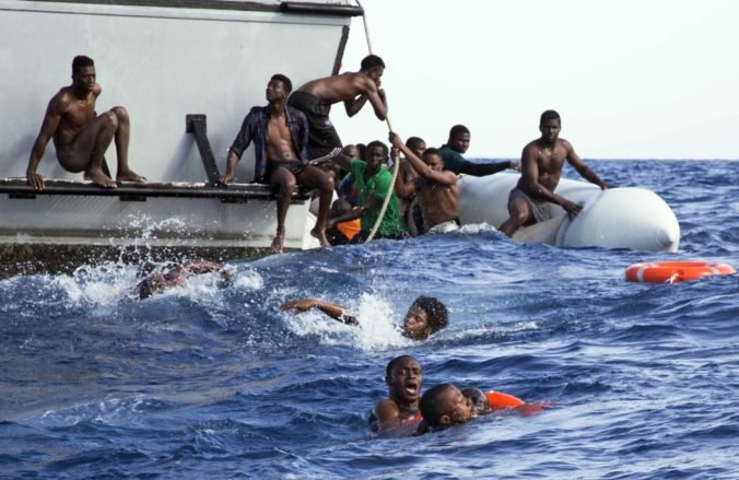 Na Stredozemnom mori stúpa počet obetí utečencov, do Európy ich prichádza stále menej