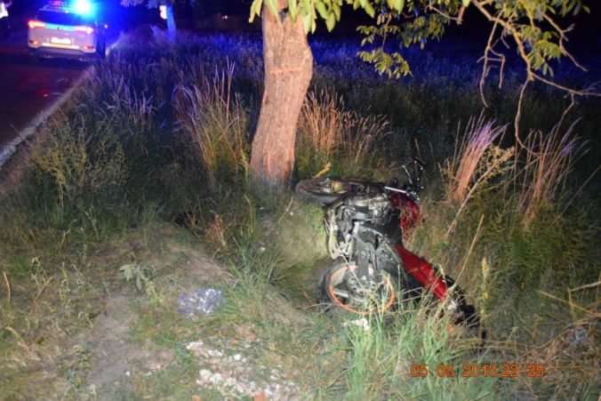 Foto: Mladý motorkár nabúral do stromu, skončil s vážnymi zraneniami