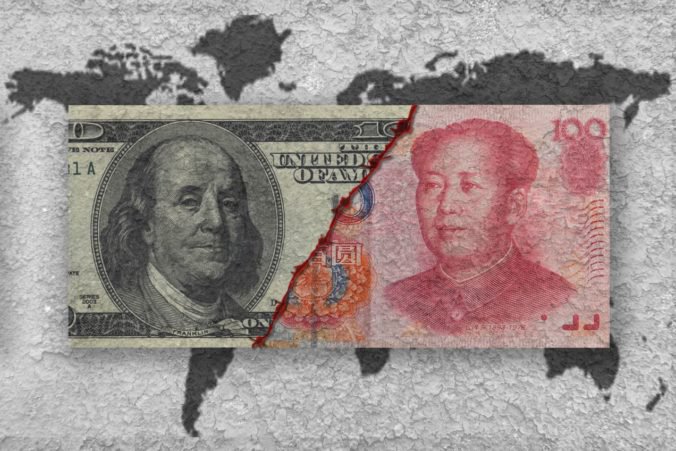 Hoci sa americko-čínky spor vystupňoval, dolár posilnil voči jenu, euru aj libre