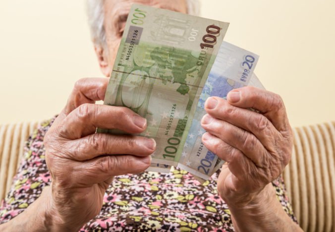 Starobné dôchodky na Slovensku medziročne stúpli, seniori dostávali priemerne vyše 442 eur
