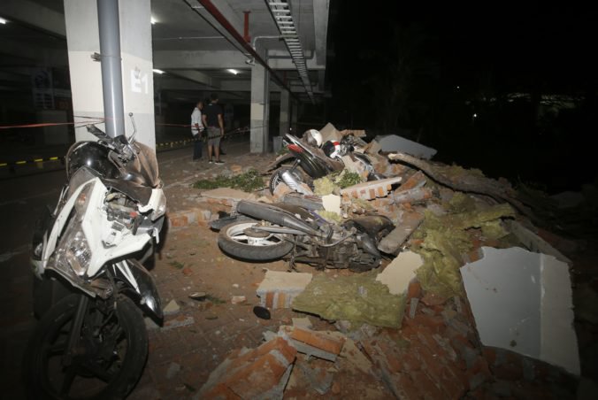 Video: Ostrov Lombok zasiahlo silné zemetrasenie, zomreli desiatky ľudí