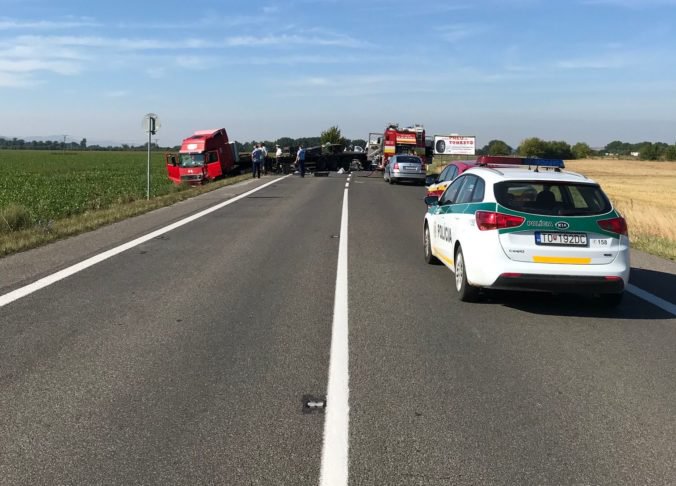 Foto: Vodič BMW neprežil čelnú zrážku s ťahačom, nehodu vyšetruje polícia