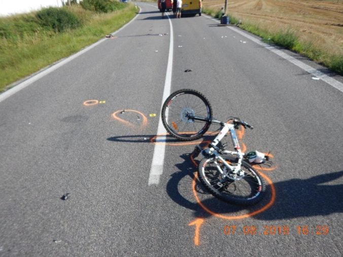 Foto: Cyklistu zrazilo auto, polícia hľadá svedkov tragédie