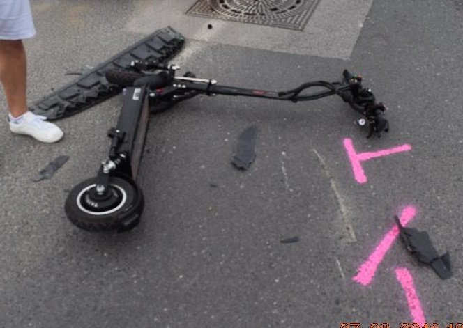 Foto: Kolobežkára zrazilo auto, okolnosti nehody polícia vyšetruje Foto: Kolobežkára zrazilo auto, okolnosti nehody polícia vyšetruje