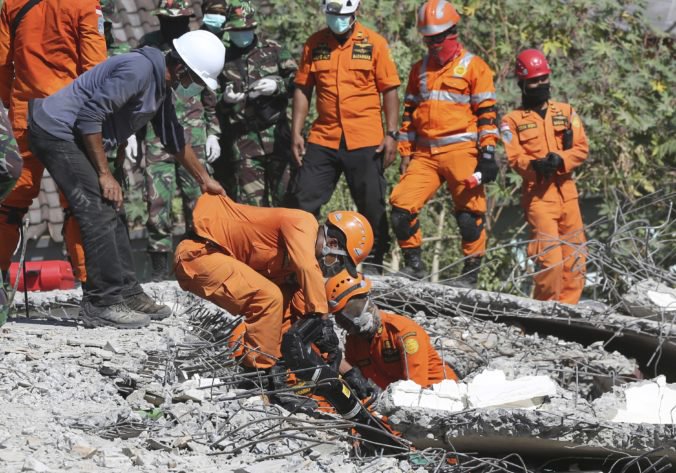 Video: Počet obetí zemetrasenia v Indonézii stúpol na takmer 350, bez domova sú desaťtisíce ľudí