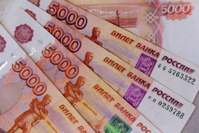 Americké sankcie na Rusko ovplyvňujú kurz rubľa, prepadol sa na takmer dvojročné dno