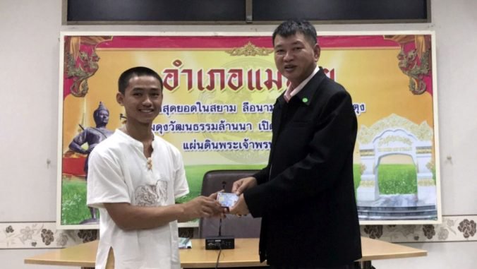 Chlapci a tréner zachránení z jaskyne v Thajsku dostali občianstvo, môžu vycestovať z provincie